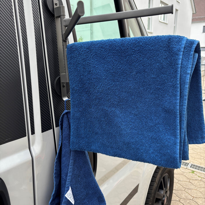 Magnetic towel rail