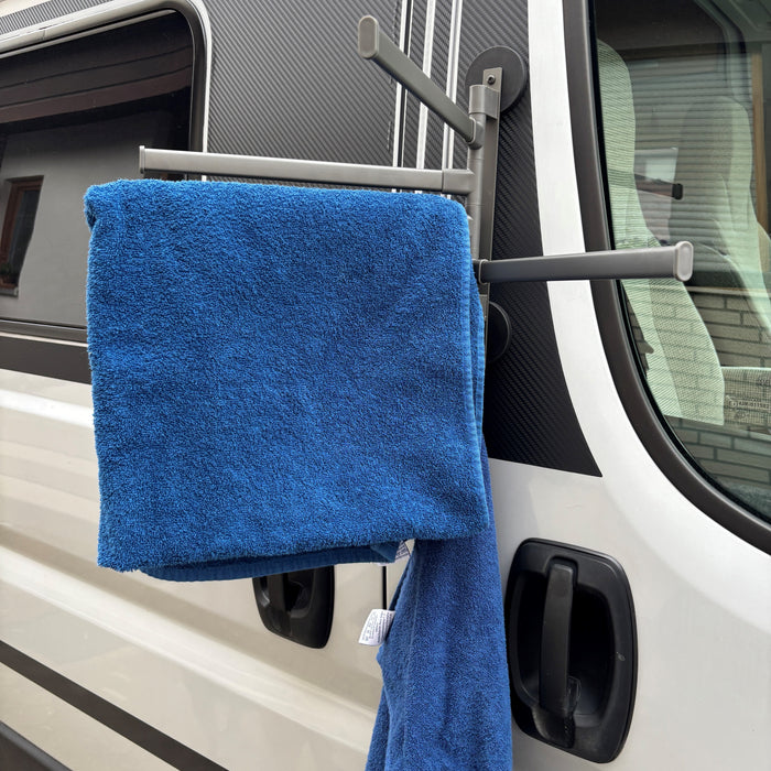 Magnetic towel rail