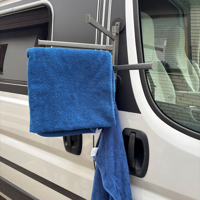 Magnetic towel rail