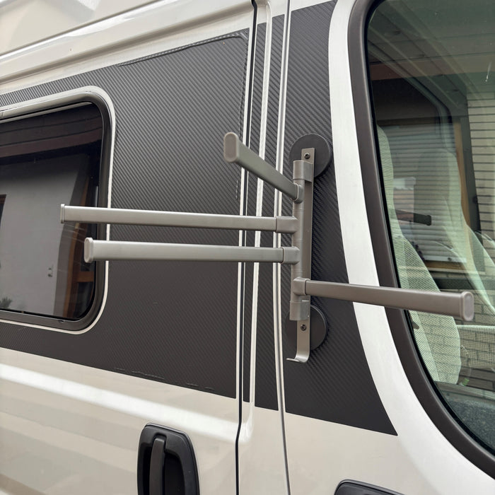 Magnetic towel rail