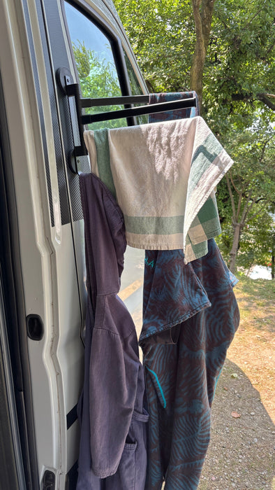 Magnetic towel rail