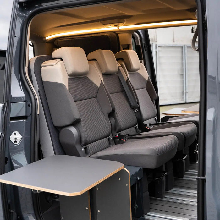 Spazio di stivaggio TableBox con tavolo pieghevole per VW T7 Multivan di SpaceCamper Modular