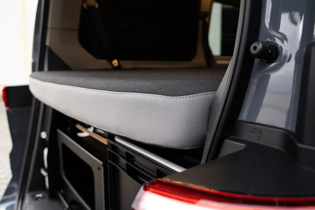 Letto e piano d'appoggio SpaceLounge per VW T7 Multivan di SpaceCamper Modular